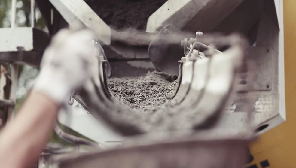 Quais são as vantagens de usar concreto pronto na obra?